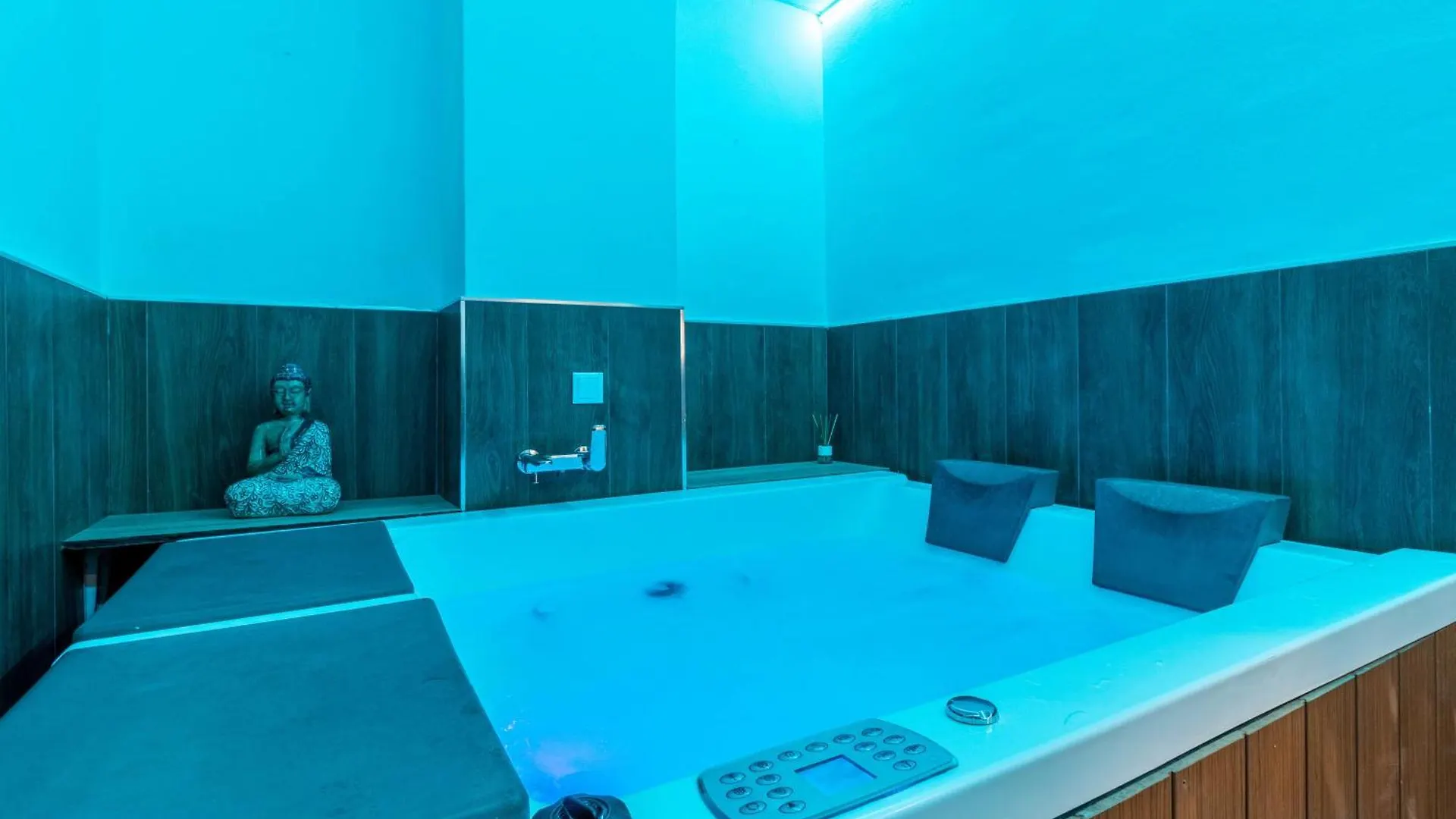 Lujo A Tu Alcance Con Spa Y Garaje Pleno Centro Huelva