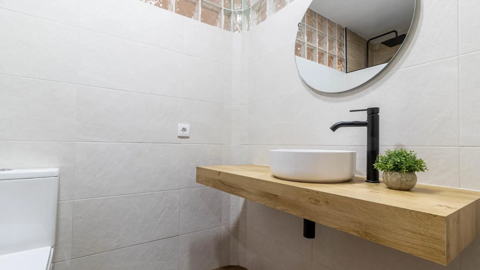 Apartment Lujo A Tu Alcance Con Spa Y Garaje Pleno Centro Huelva Spain
